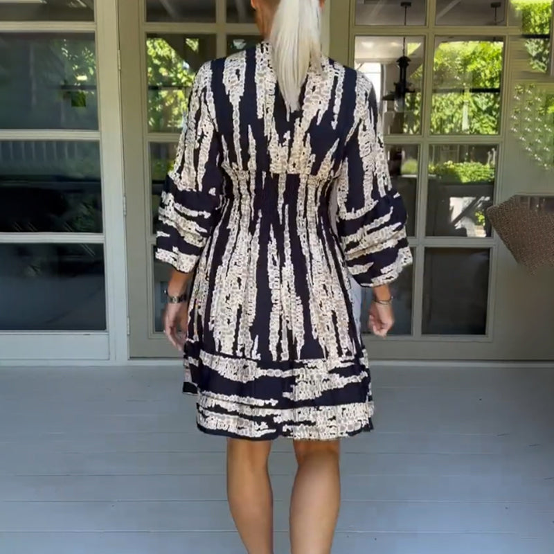 đKleid mit drei Viertelärmeln und V-Ausschnittđ