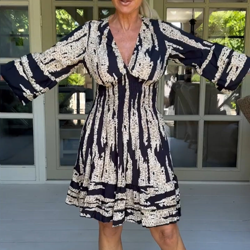 đKleid mit drei Viertelärmeln und V-Ausschnittđ