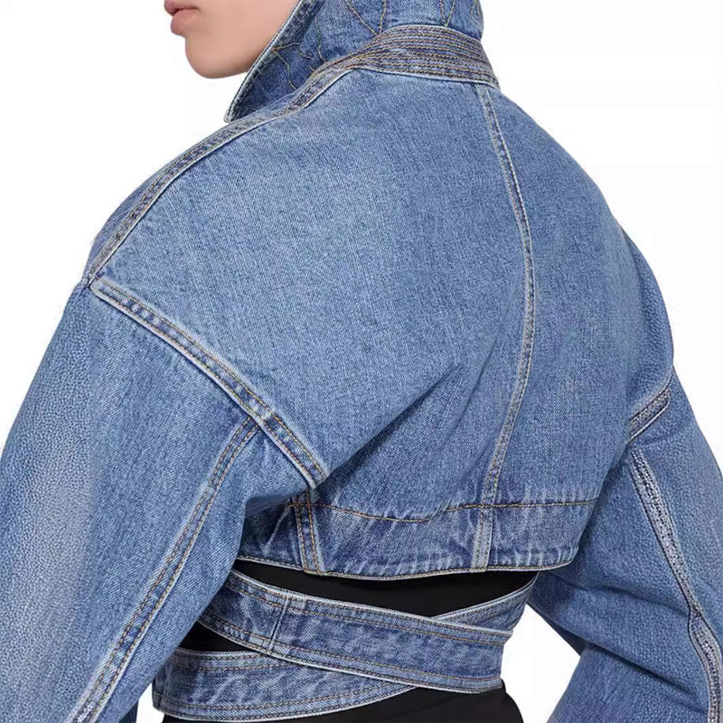 Kurze asymmetrische Jeansjacke mit verstellbarem Gürtel - Zoey
