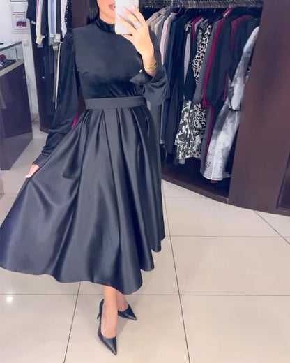 Weites Swingkleid aus Samt mit schmaler Taille