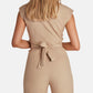 Modischer Jumpsuit mit Wickeldetail und weitem Bein
