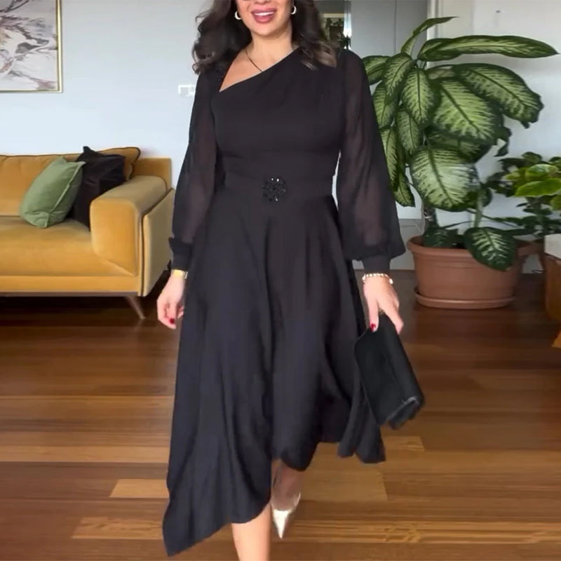 Kleid mit Perlenbesatz und Puffärmeln an der Taille