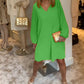 Einfarbiges kleid mit v-ausschnitt und laternenärmeln