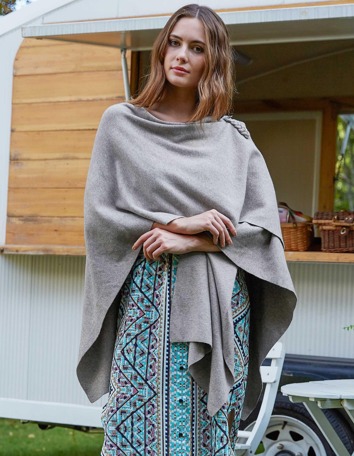 Schwarzer Poncho Pullover mit Überkreuz-Front - Eleganza