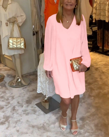 Einfarbiges kleid mit v-ausschnitt und laternenärmeln