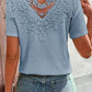 Amelia – t-shirt aus kontrastierender spitze mit rundhalsausschnitt