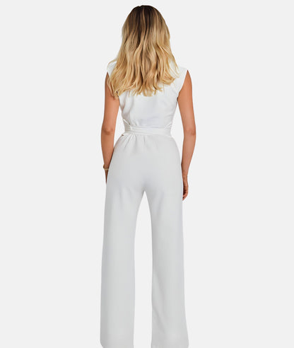 Modischer Jumpsuit mit Wickeldetail und weitem Bein