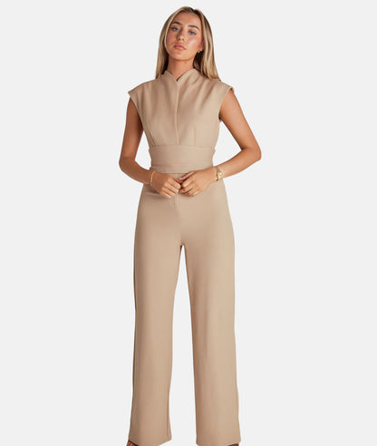 Modischer Jumpsuit mit Wickeldetail und weitem Bein