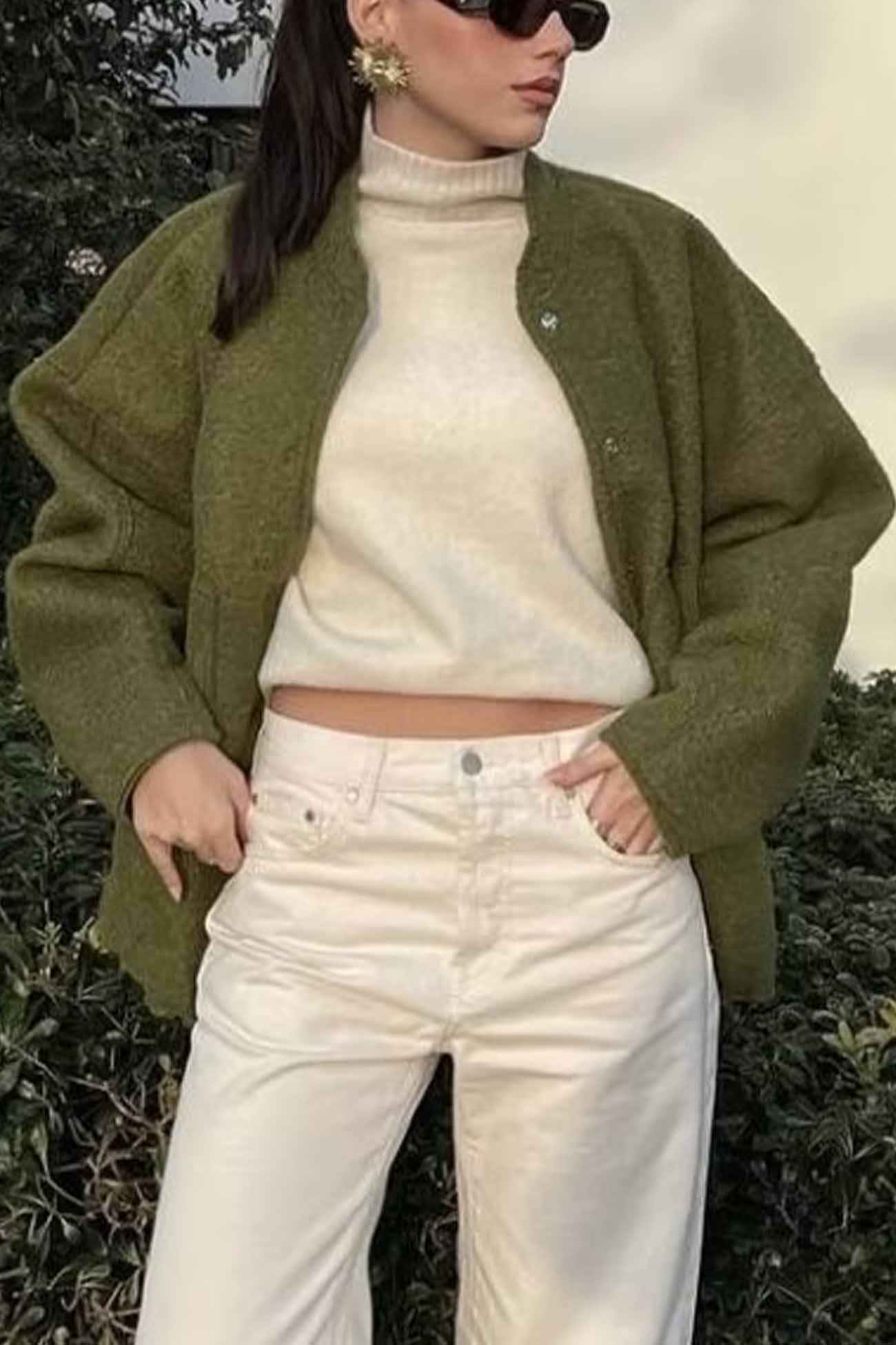 Einfarbige Jacke mit Stehkragen und Knopftaschen