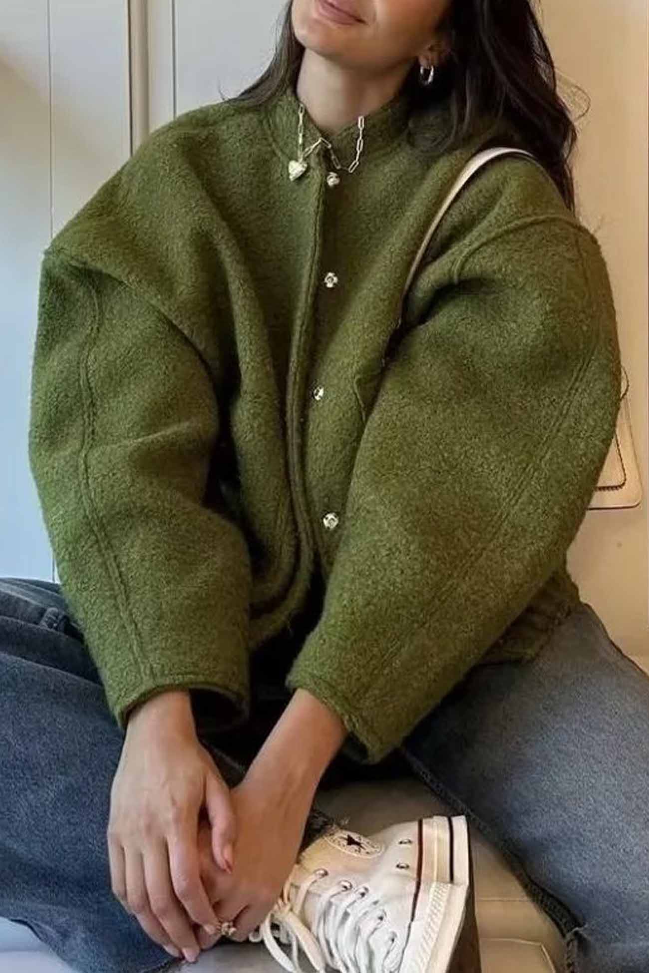 Einfarbige Jacke mit Stehkragen und Knopftaschen