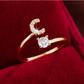 Eleganter Buchstaben Ring mit Diamanten in Gold und Silber