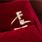 Eleganter Buchstaben Ring mit Diamanten in Gold und Silber