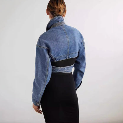 Kurze asymmetrische Jeansjacke mit verstellbarem Gürtel - Zoey