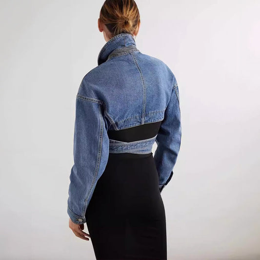 Kurze asymmetrische Jeansjacke mit verstellbarem Gürtel - Zoey
