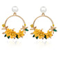 Blumen- und Perlenohrringe in Gold