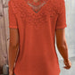 Amelia – t-shirt aus kontrastierender spitze mit rundhalsausschnitt