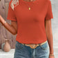 Amelia – t-shirt aus kontrastierender spitze mit rundhalsausschnitt