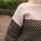 Beiger Zweifarbiger Rollkragenpullover – Clara